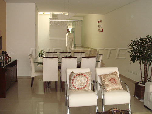 Sobrado de 255m² com 4 quartos em Tremembe