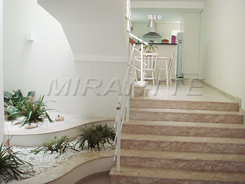 Sobrado de 255m² com 4 quartos em Tremembe