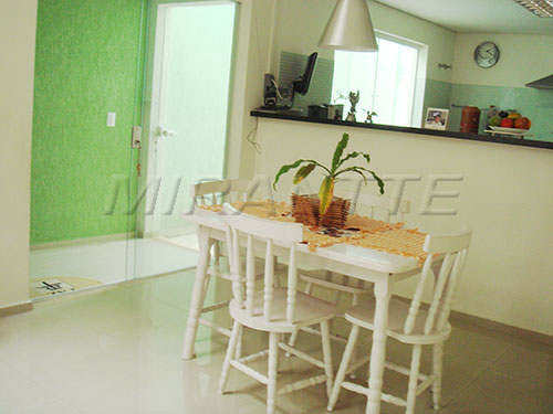 Sobrado de 255m² com 4 quartos em Tremembe