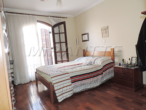Sobrado de 220m² com 4 quartos em Santana