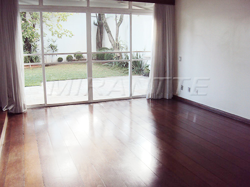 Sobrado de 556m² com 4 quartos em Jardim São Bento