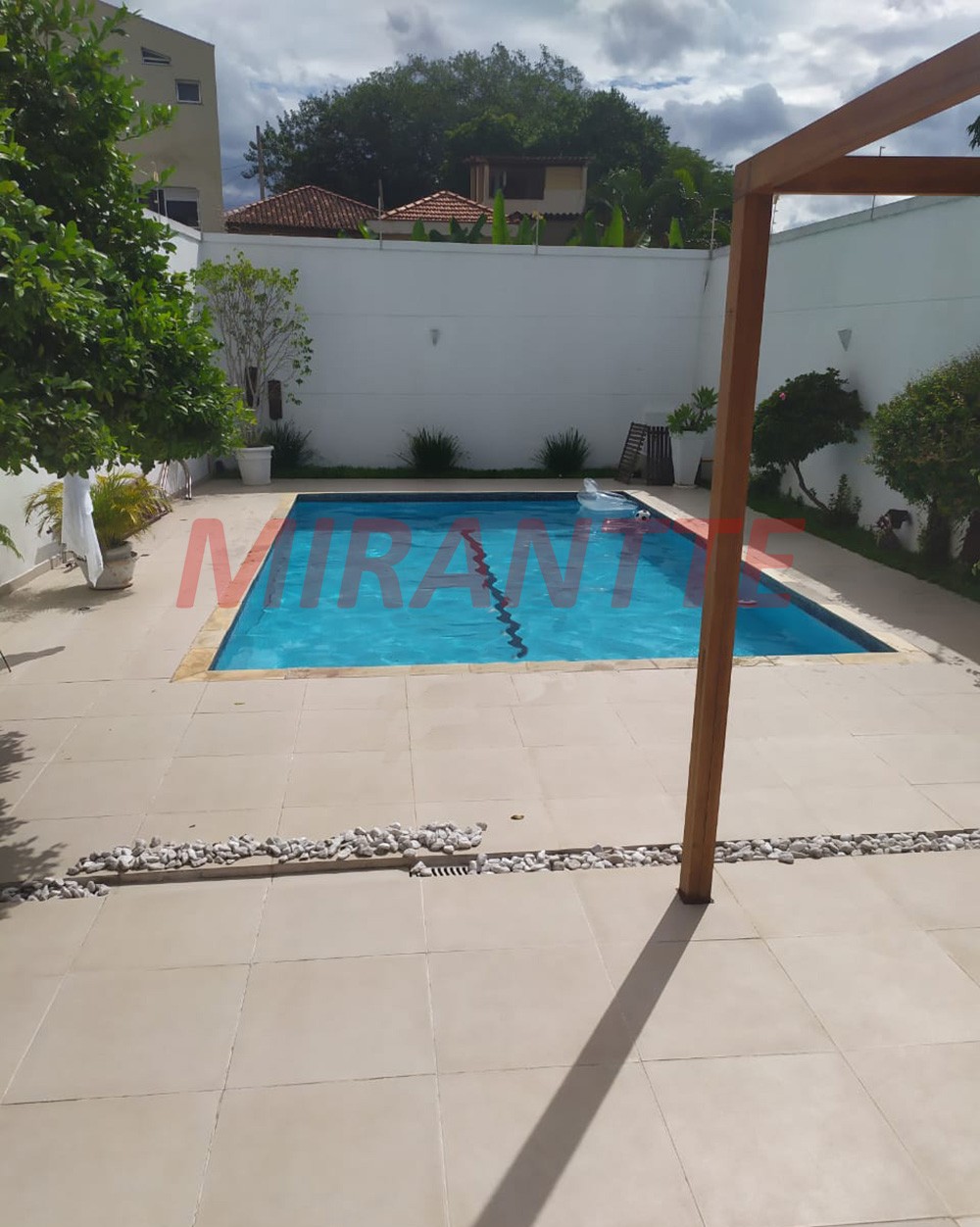Sobrado de 300m² com 4 quartos em Santa Teresinha