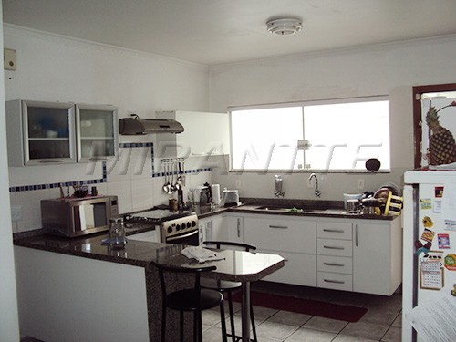 Sobrado de 300m² com 4 quartos em Santa Teresinha