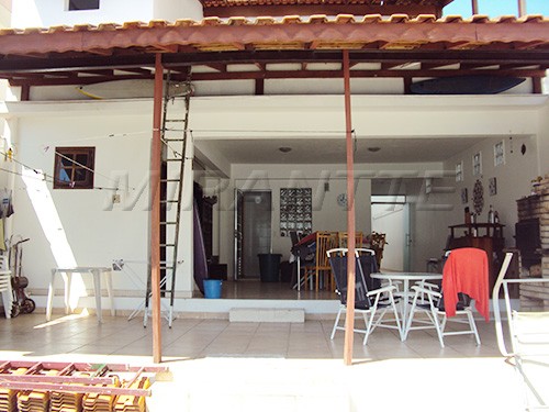 Sobrado de 300m² com 4 quartos em Santa Teresinha