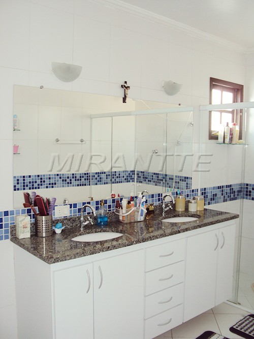 Sobrado de 300m² com 4 quartos em Santa Teresinha