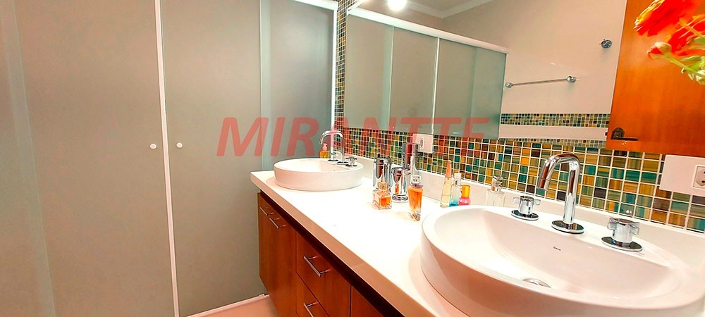 Sobrado de 318m² com 4 quartos em Tremembe