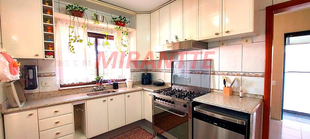 Sobrado de 318m² com 4 quartos em Tremembe