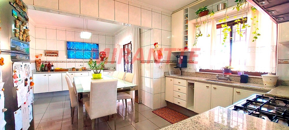 Sobrado de 318m² com 4 quartos em Tremembe
