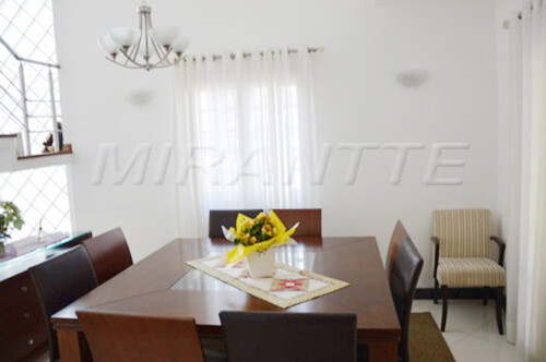 Sobrado de 500m² com 3 quartos em Tremembe