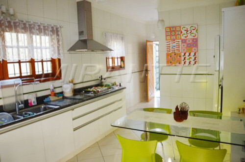 Sobrado de 500m² com 3 quartos em Tremembe