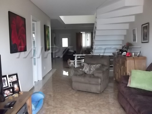 Sobrado de 250m² com 3 quartos em Horto Florestal