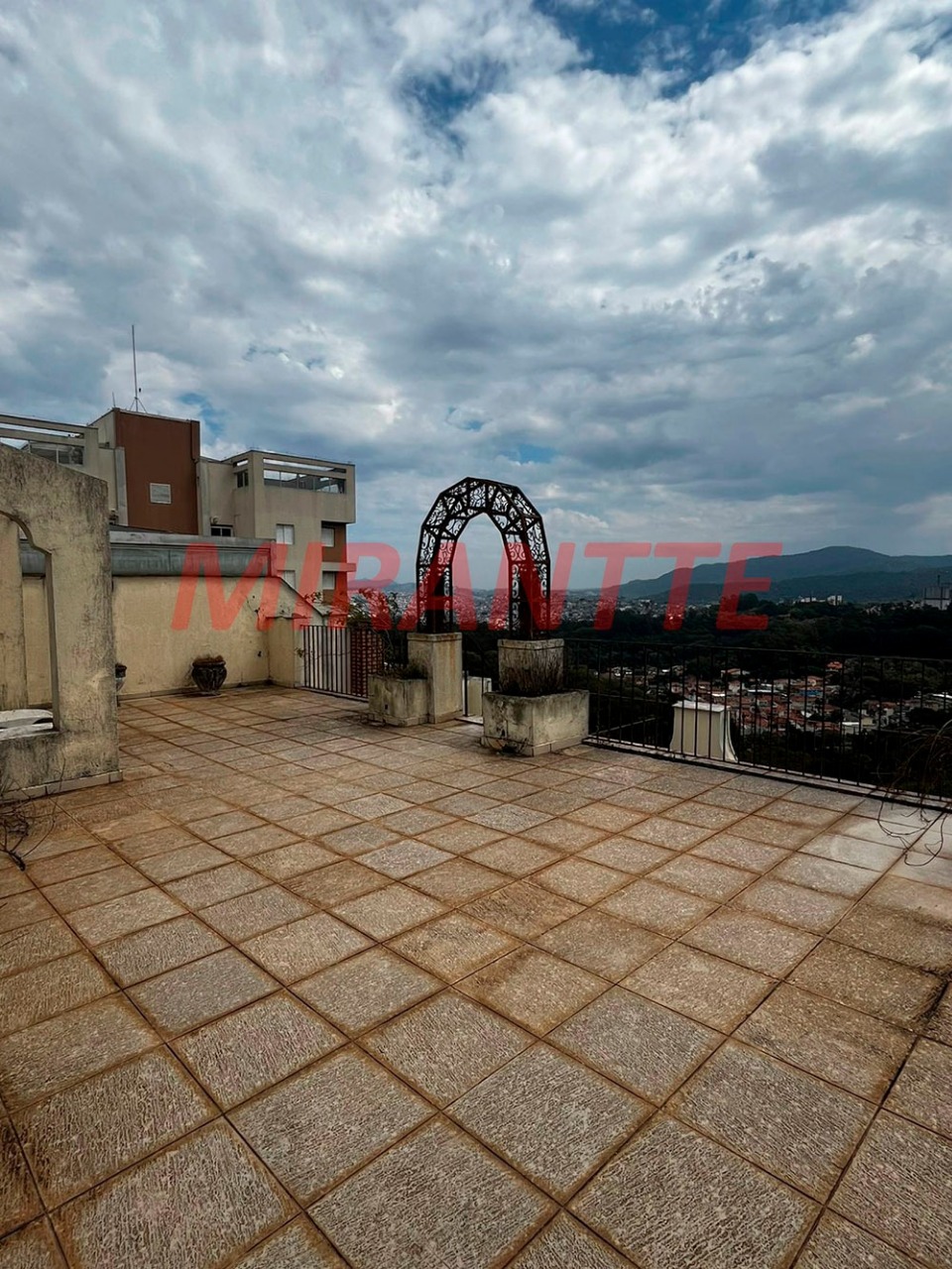 Cobertura de 350m² com 4 quartos em Horto Florestal