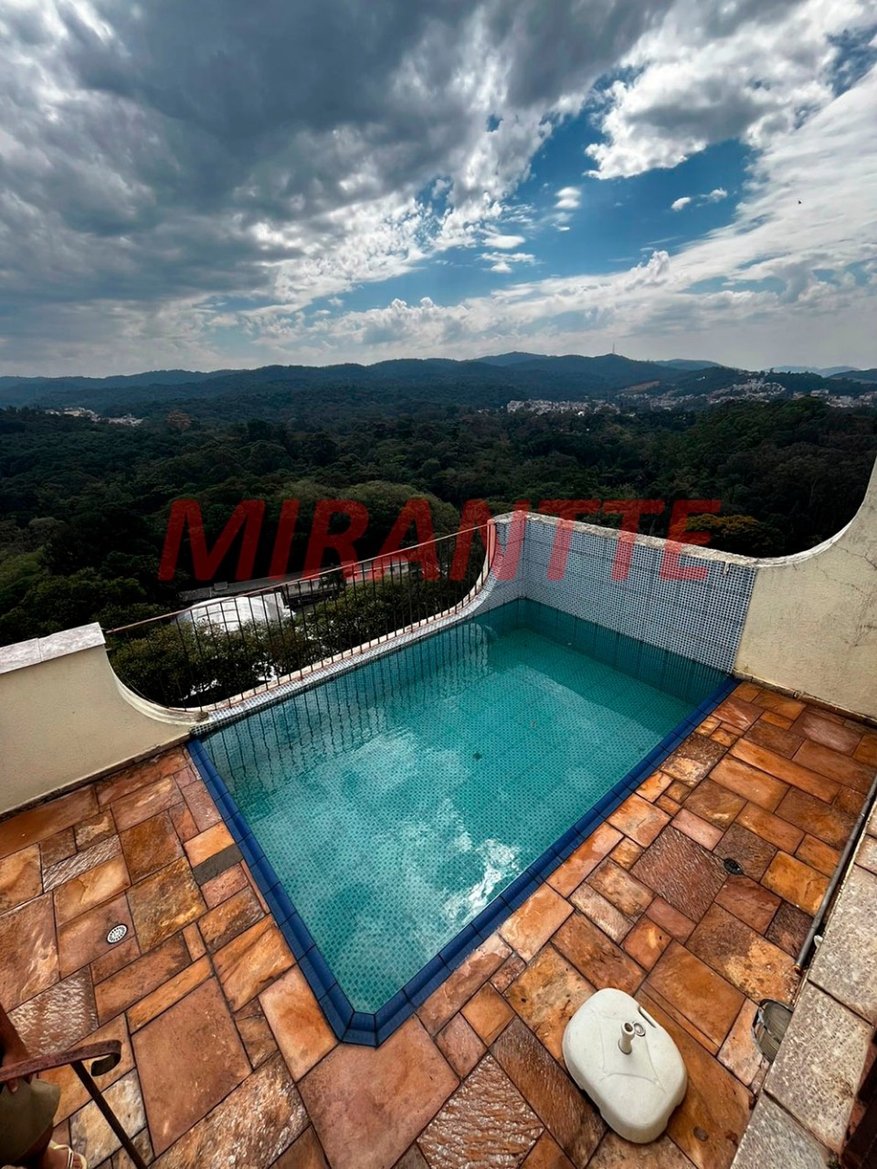 Cobertura de 350m² com 4 quartos em Horto Florestal