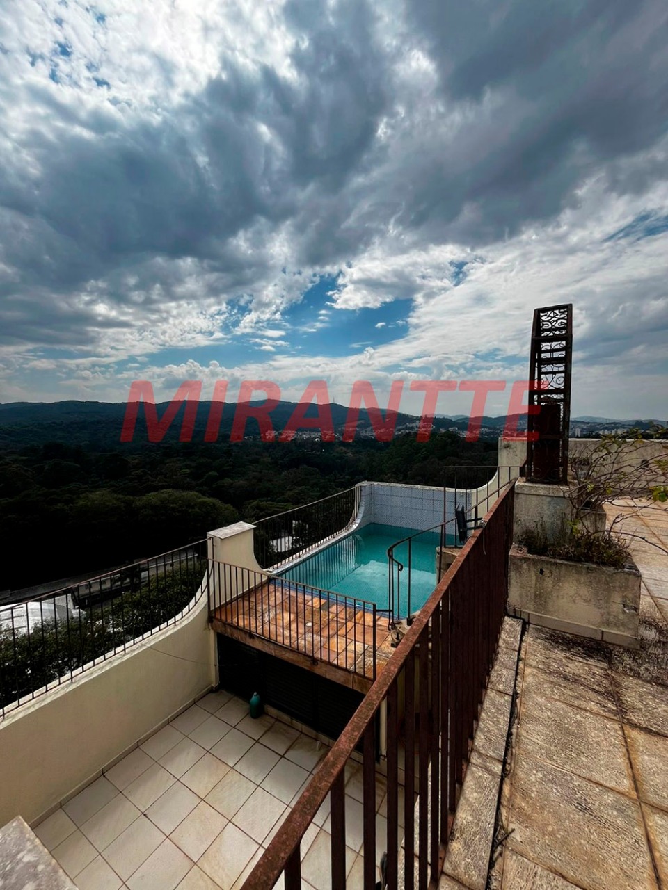 Cobertura de 350m² com 4 quartos em Horto Florestal