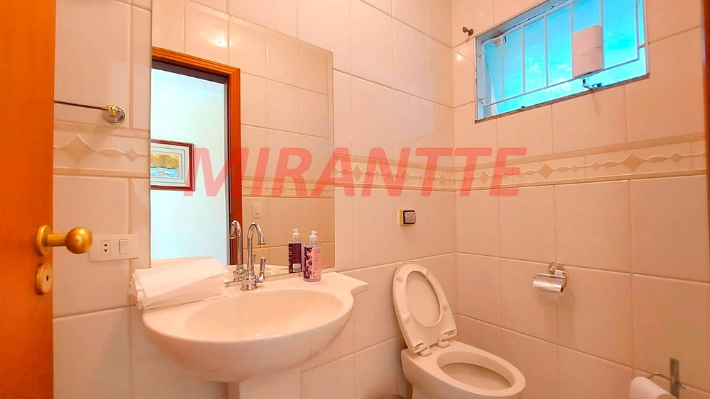 Sobrado de 450m² com 4 quartos em Jardim Floresta