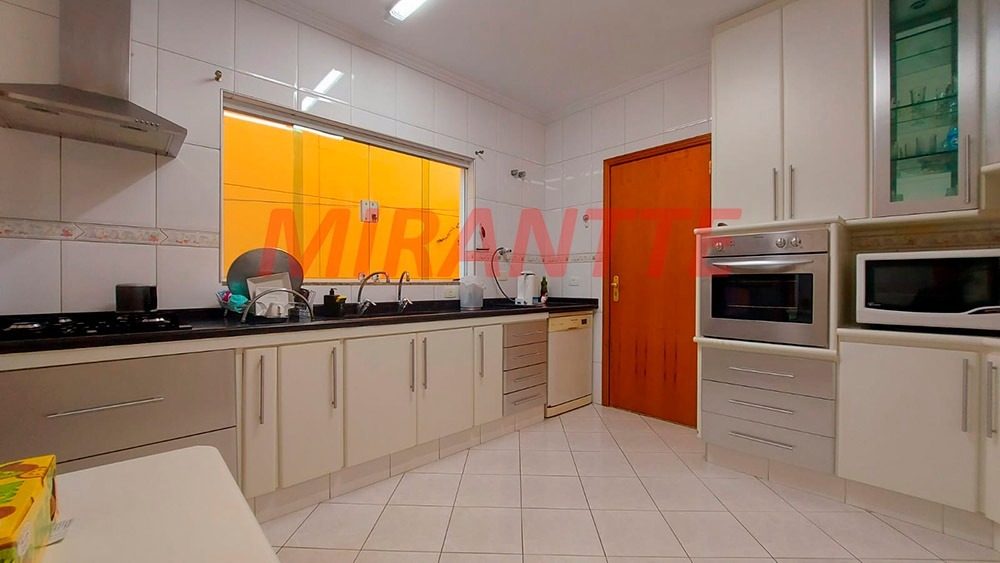 Sobrado de 450m² com 4 quartos em Jardim Floresta