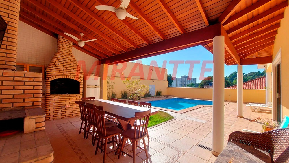 Sobrado de 450m² com 4 quartos em Jardim Floresta
