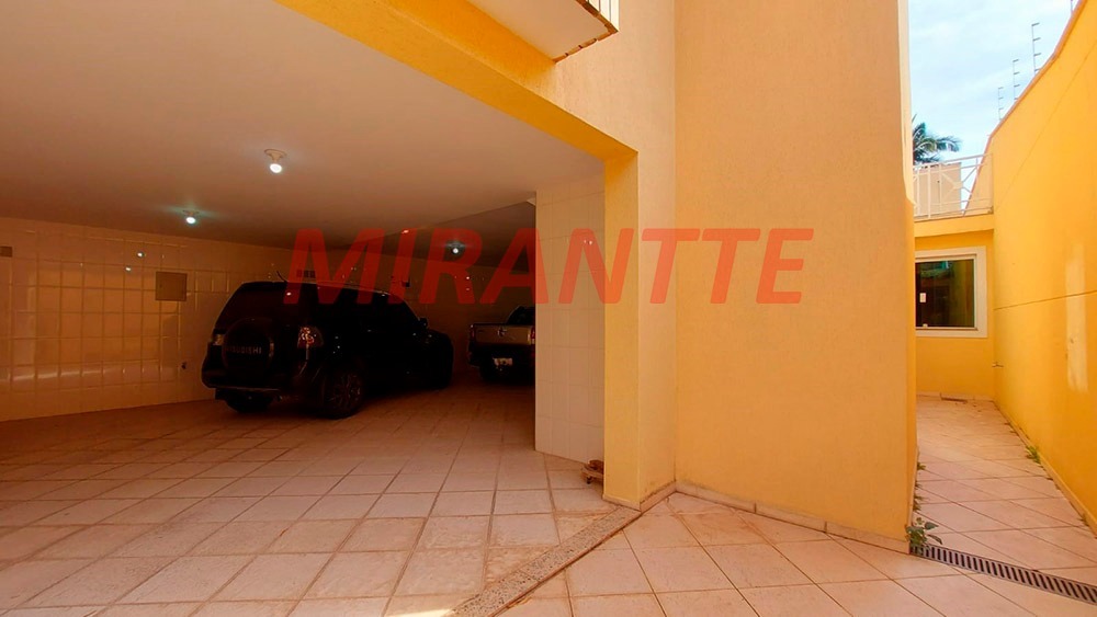 Sobrado de 450m² com 4 quartos em Jardim Floresta