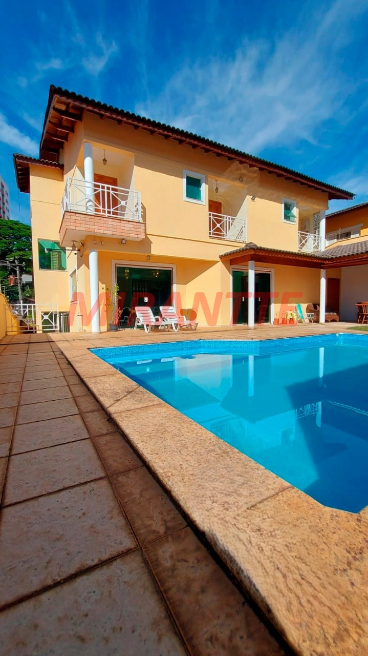 Sobrado de 450m² com 4 quartos em Jardim Floresta