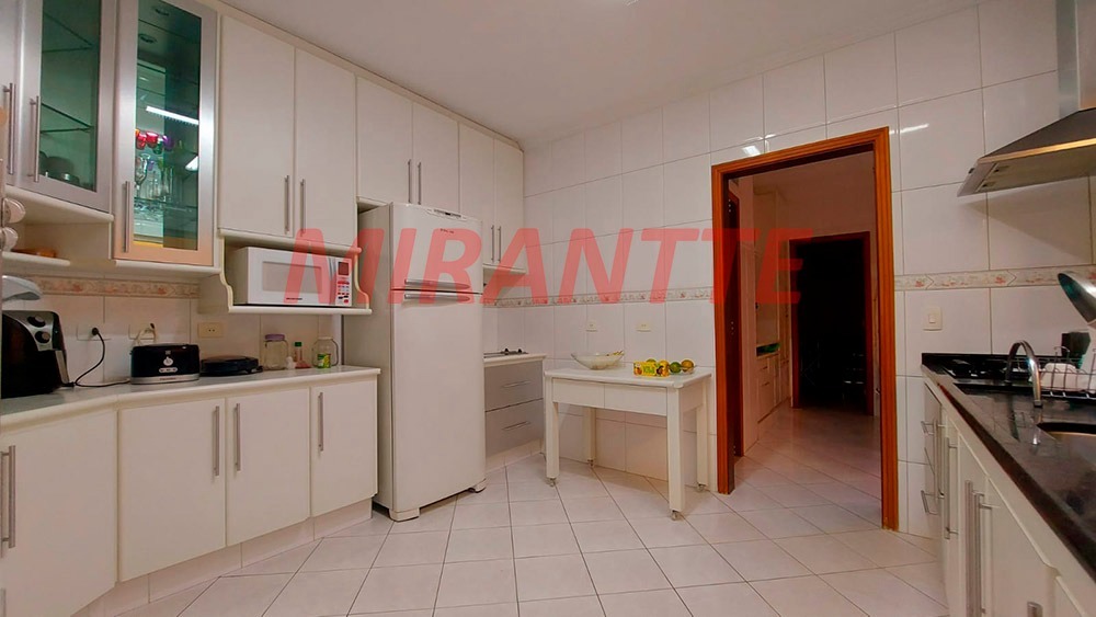 Sobrado de 450m² com 4 quartos em Jardim Floresta