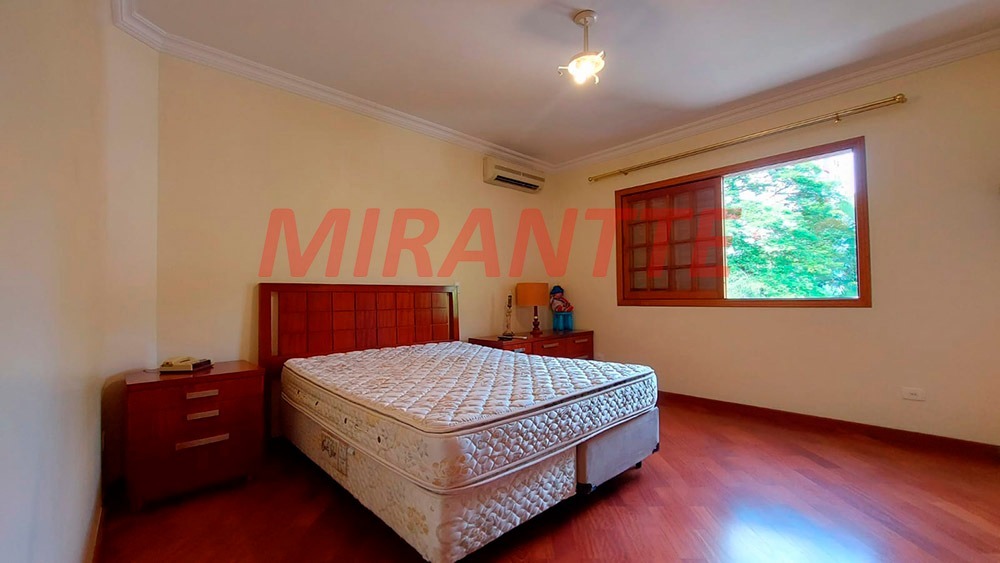 Sobrado de 450m² com 4 quartos em Jardim Floresta