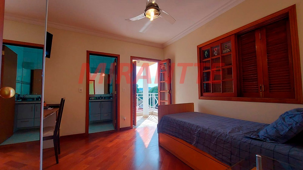 Sobrado de 450m² com 4 quartos em Jardim Floresta