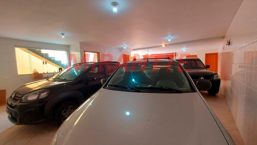 Sobrado de 450m² com 4 quartos em Jardim Floresta