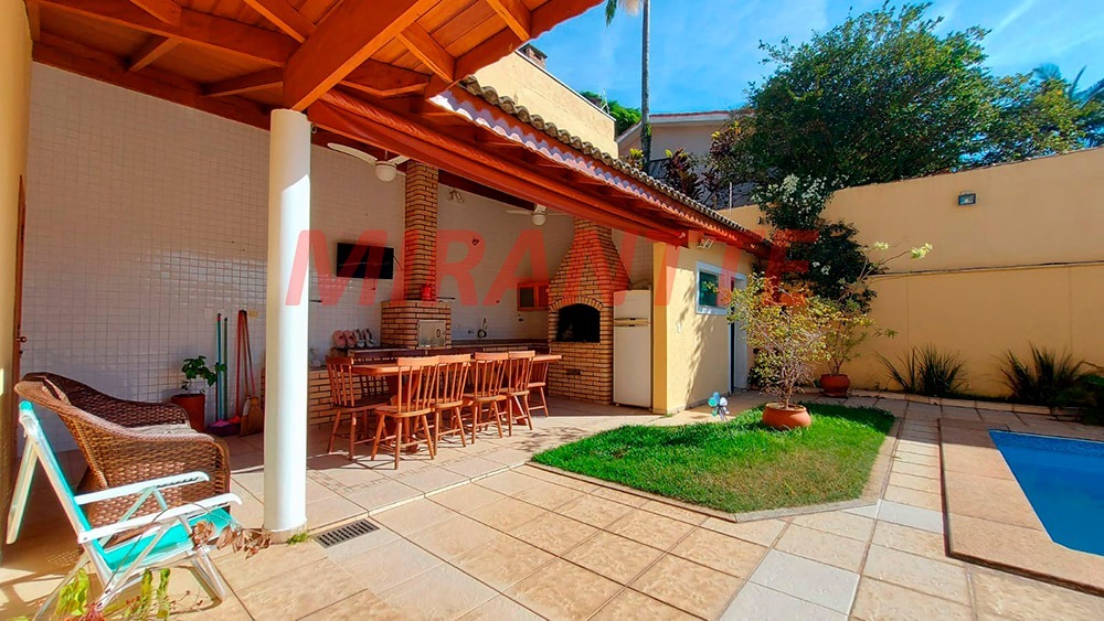 Sobrado de 450m² com 4 quartos em Jardim Floresta