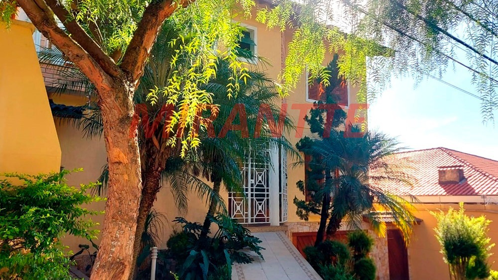 Sobrado de 450m² com 4 quartos em Jardim Floresta