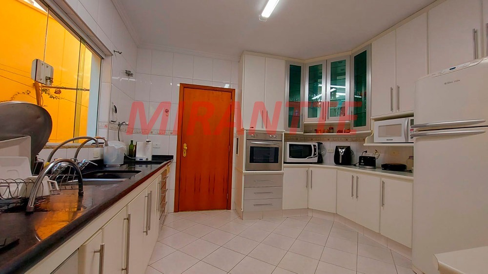 Sobrado de 450m² com 4 quartos em Jardim Floresta