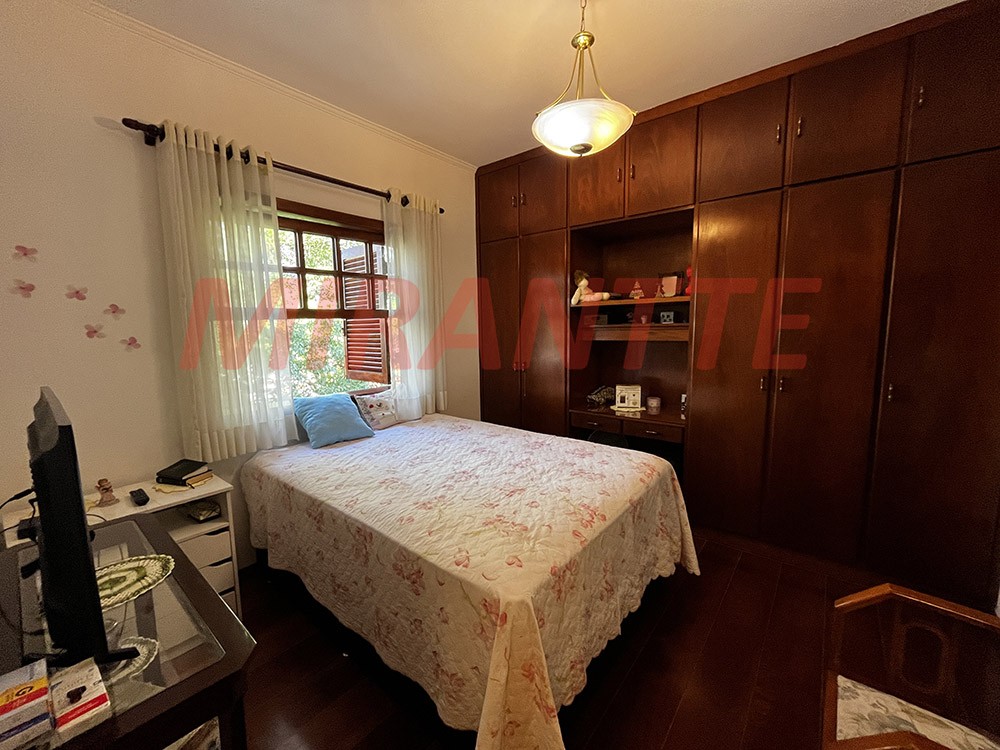 Sobrado de 436m² com 4 quartos em Jardim Guapíra