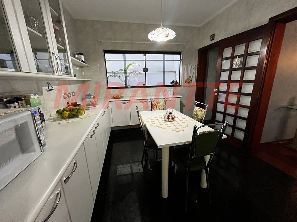 Sobrado de 436m² com 4 quartos em Jardim Guapíra