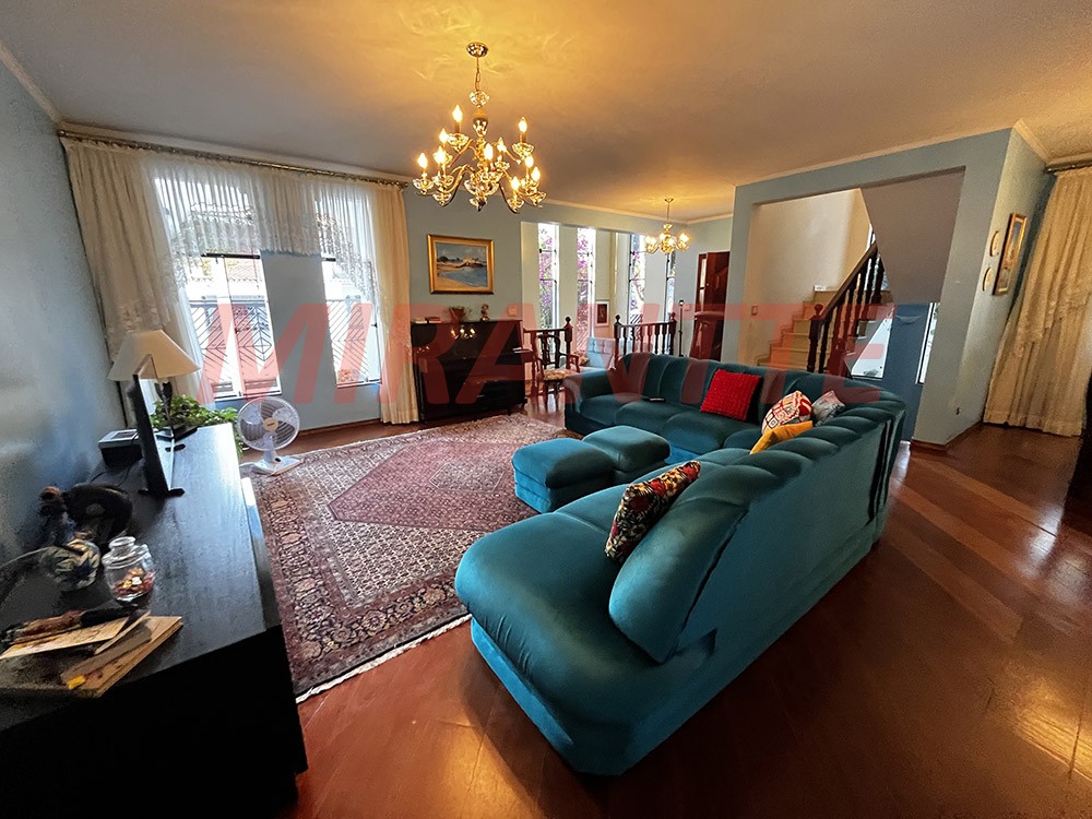 Sobrado de 436m² com 4 quartos em Jardim Guapíra