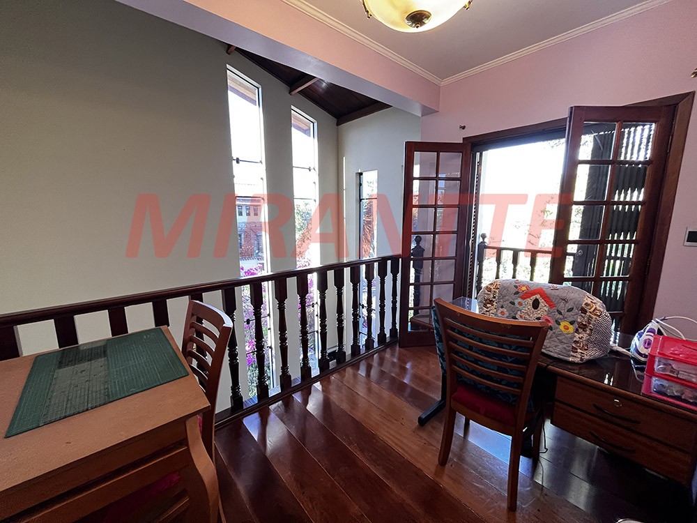 Sobrado de 436m² com 4 quartos em Jardim Guapíra