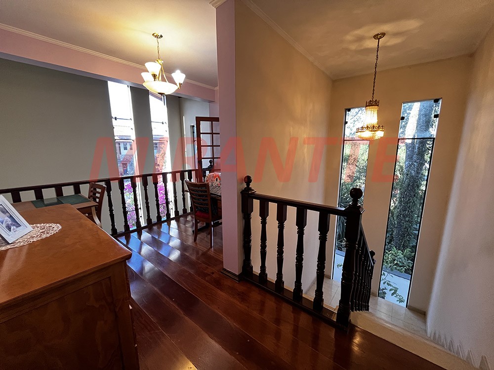 Sobrado de 436m² com 4 quartos em Jardim Guapíra