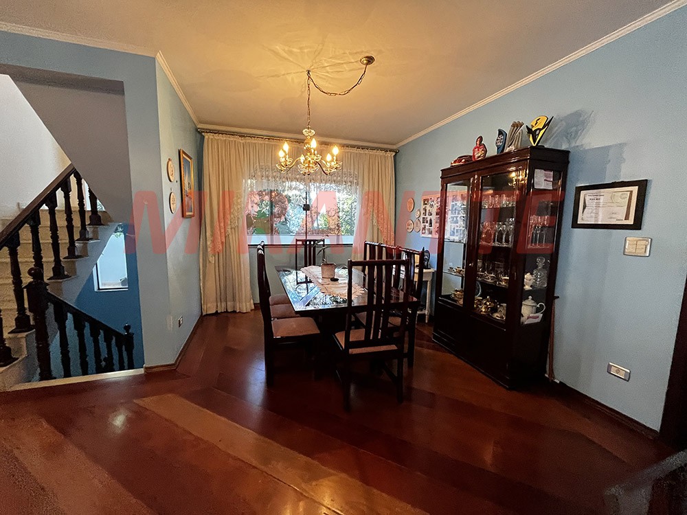 Sobrado de 436m² com 4 quartos em Jardim Guapíra