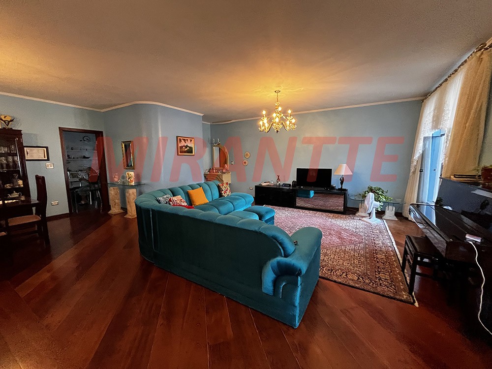 Sobrado de 436m² com 4 quartos em Jardim Guapíra