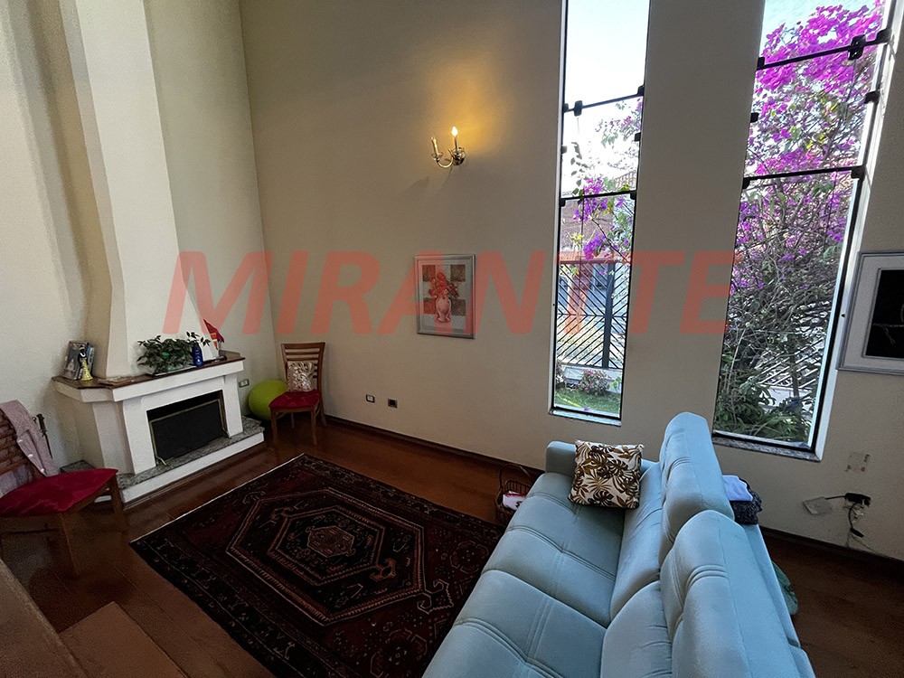 Sobrado de 436m² com 4 quartos em Jardim Guapíra