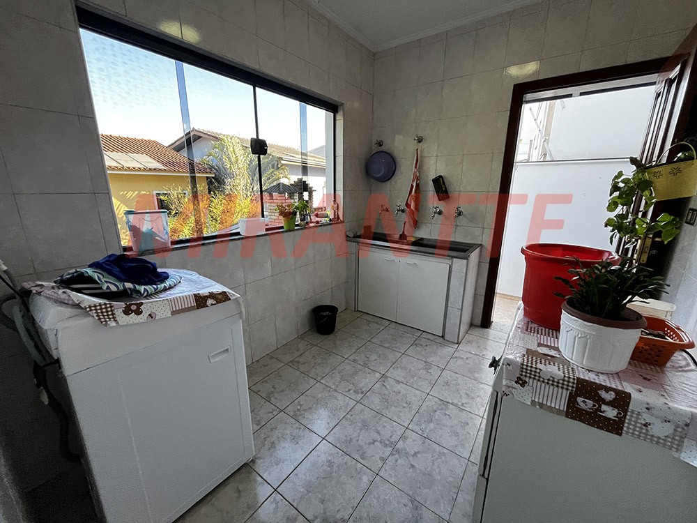 Sobrado de 436m² com 4 quartos em Jardim Guapíra