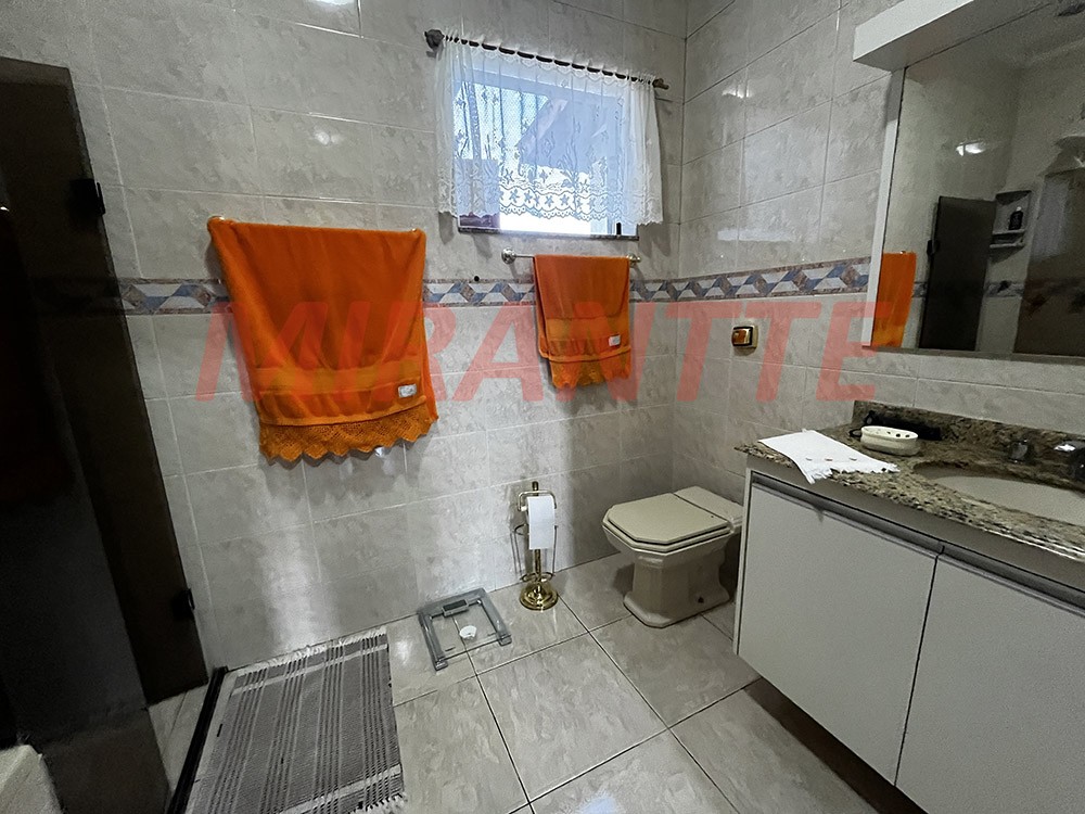 Sobrado de 436m² com 4 quartos em Jardim Guapíra