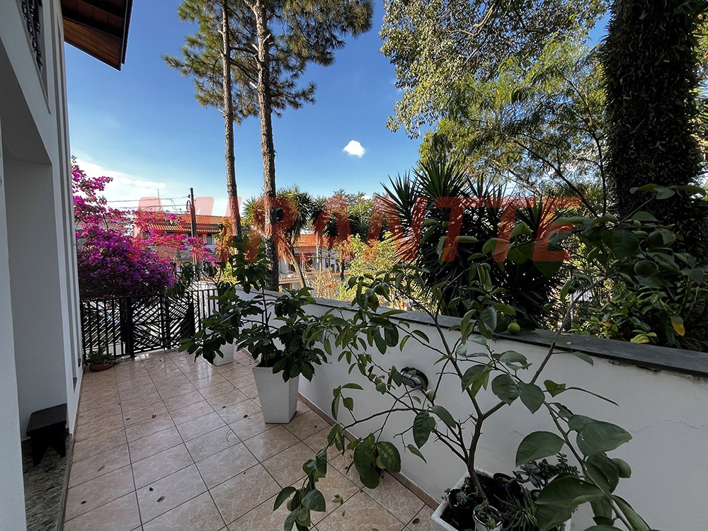Sobrado de 436m² com 4 quartos em Jardim Guapíra