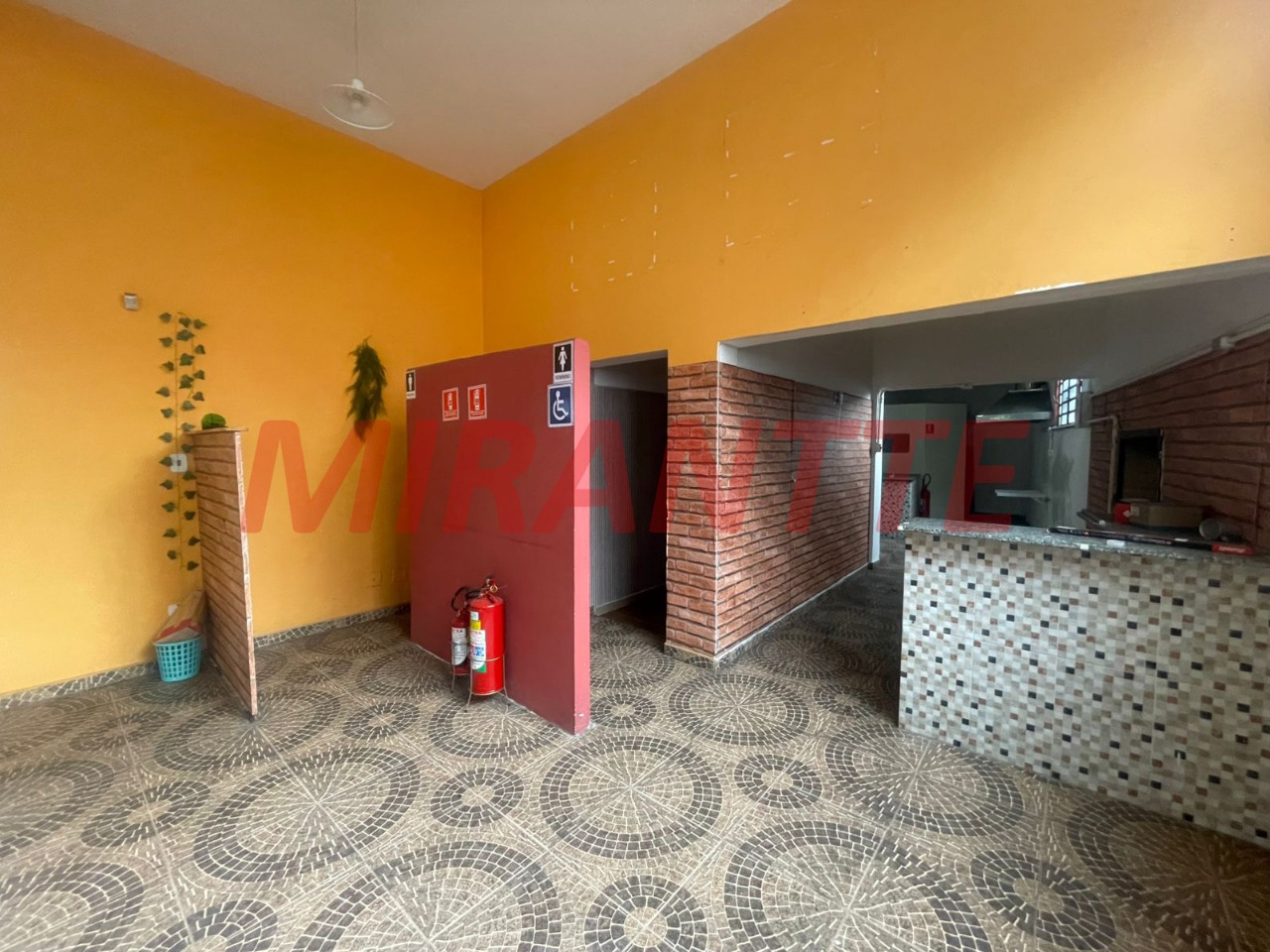 Comercial de 465m² em Água Fria