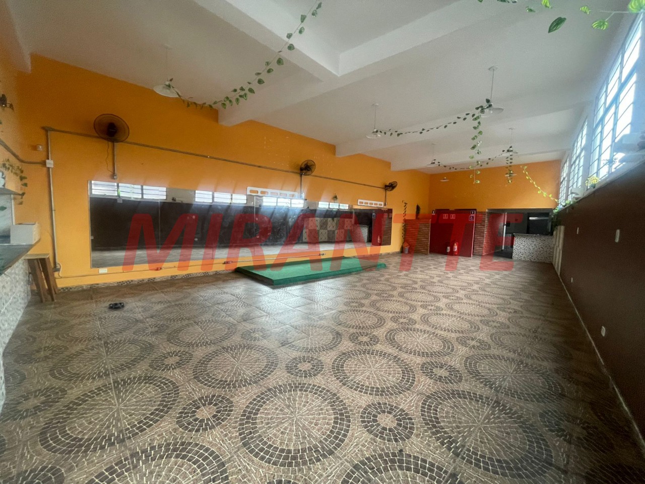 Comercial de 465m² em Água Fria