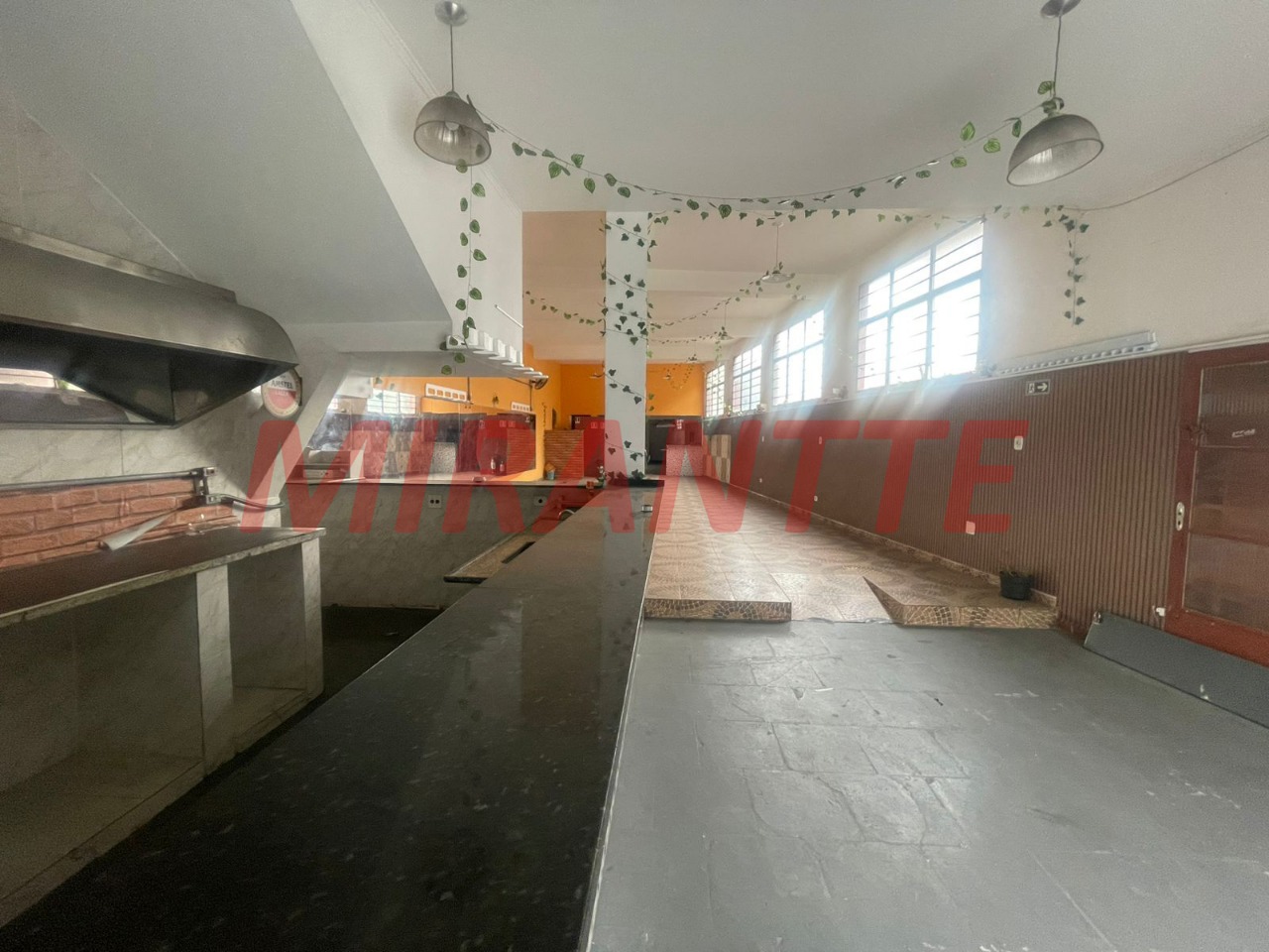 Comercial de 465m² em Água Fria