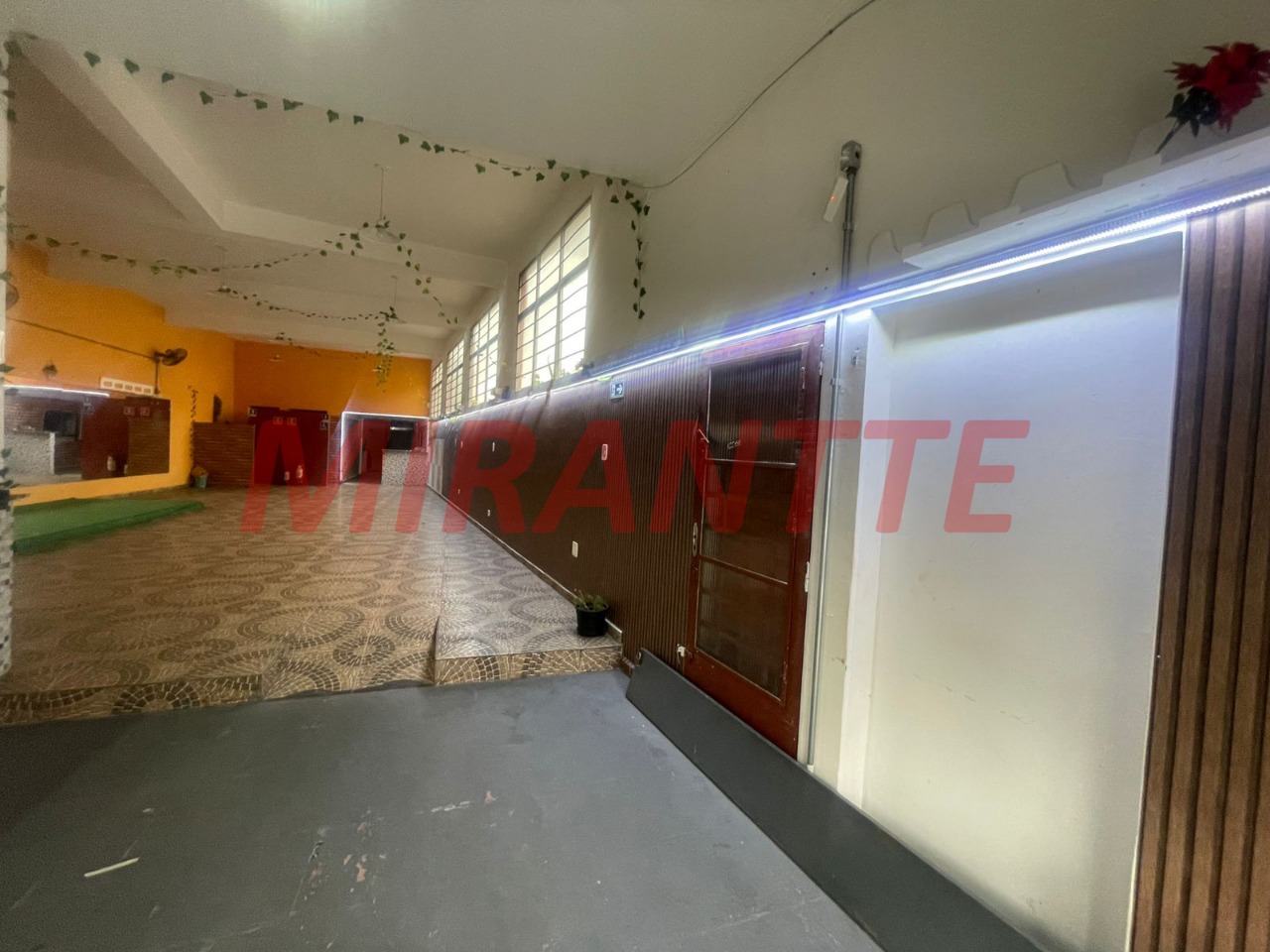 Comercial de 465m² em Água Fria
