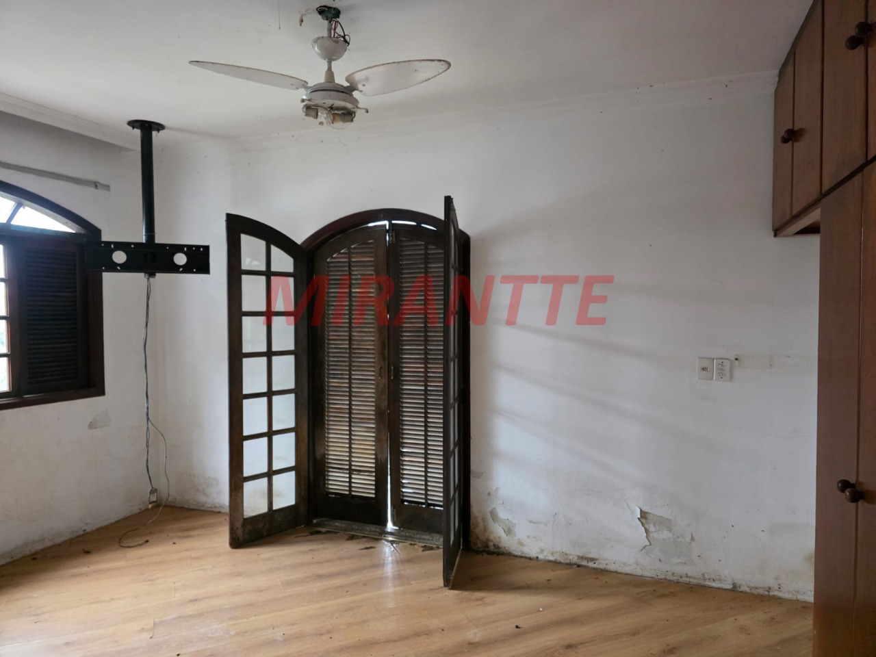 Sobrado de 371.4m² com 4 quartos em Serra Da Cantareira