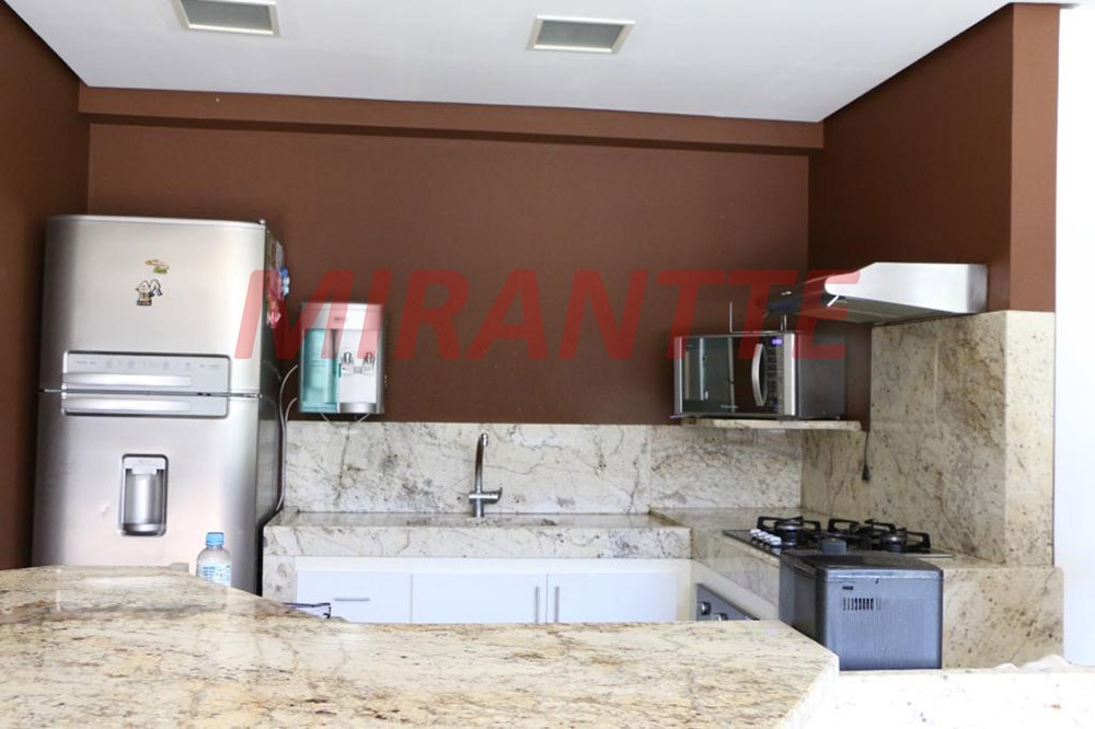 Sobrado de 300m² com 4 quartos em Vila Nivi