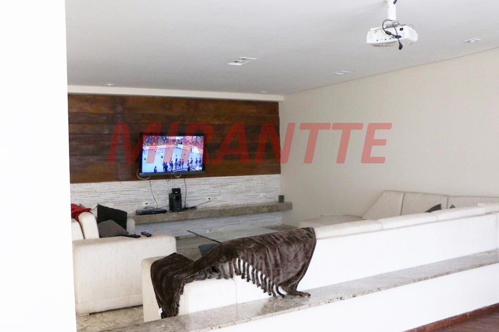 Sobrado de 300m² com 4 quartos em Vila Nivi
