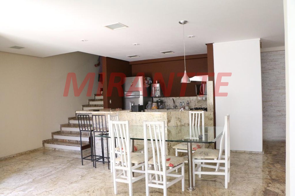 Sobrado de 300m² com 4 quartos em Vila Nivi