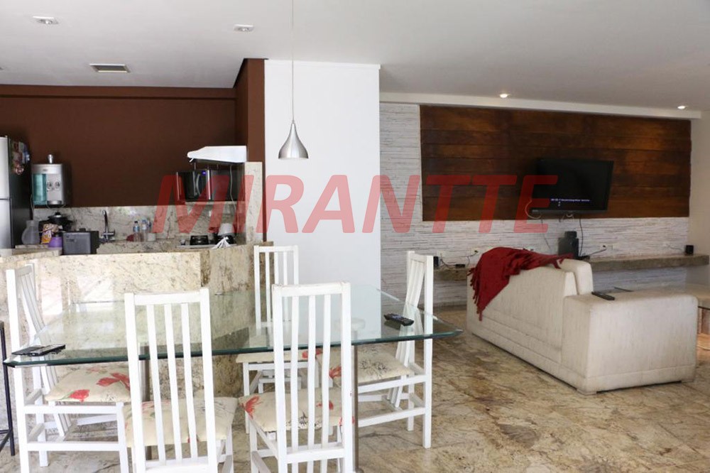 Sobrado de 300m² com 4 quartos em Vila Nivi